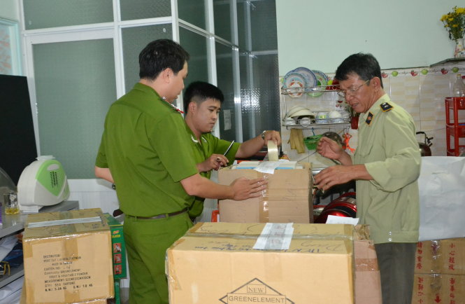 Công an, quản lý thị trường tỉnh Gia Lai niêm phong, thu giữ hàng hóa có dấu hiệu vi phạm trong lĩnh vực bán hàng đa cấp tại một cơ sở kinh doanh ở TP Pleiku - Ảnh: Thái Bá Dũng