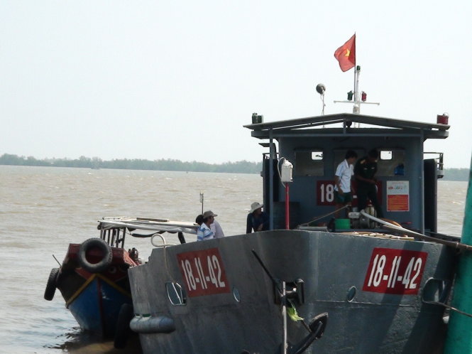 Tàu vận tải quân sự chở nước đến cho người dân vùng hạn, mặn Bình Đại, Bến Tre.
