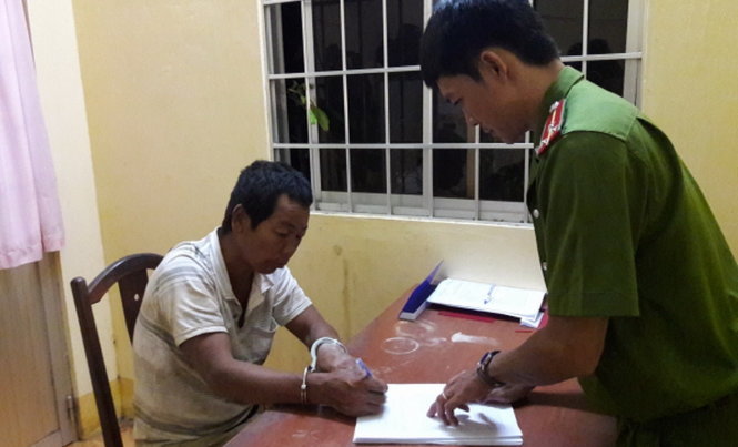 Công an làm việc với anh Kim Minh - Ảnh: Công an cung cấp
