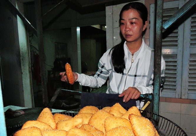 Hàng ngày chị Liên - vợ anh Đức bán bánh tiêu mưu sinh nhưng vẫn không quên đi khiếu nại yêu cầu làm rõ cái chết của chồng - Ảnh: Thúy Hằng