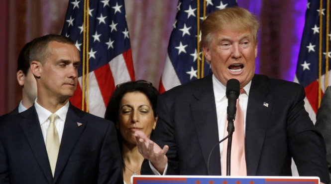 Ông Trump và quản lý Corey Lewandowski (trái) - Ảnh: AP