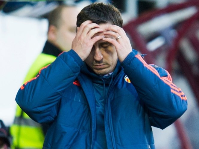 HLV Gary Neville khi dẫn dắt Valencia              - Ảnh: Kwese Sports