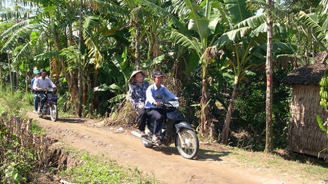 Bà Nguyễn Thị Kim Ngân đến hiện trường vụ tai nạn sập nhịp dẫn cầu Cần Thơ bằng xe ôm