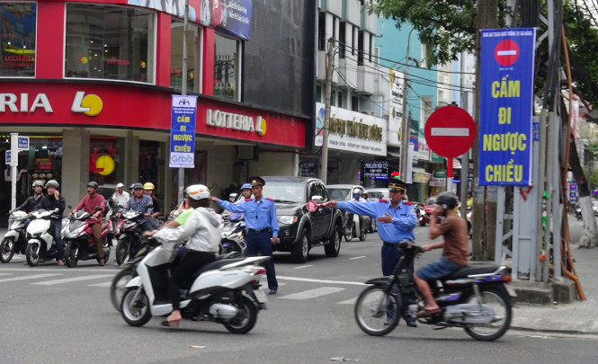 Thanh tra Sở GTVT TP Đà Nẵng túc trực và hướng dẫn phương tiện lưu thông trên đường một chiều Hoàng Diệu (quận Hải Châu) - Ảnh: Trường Trung