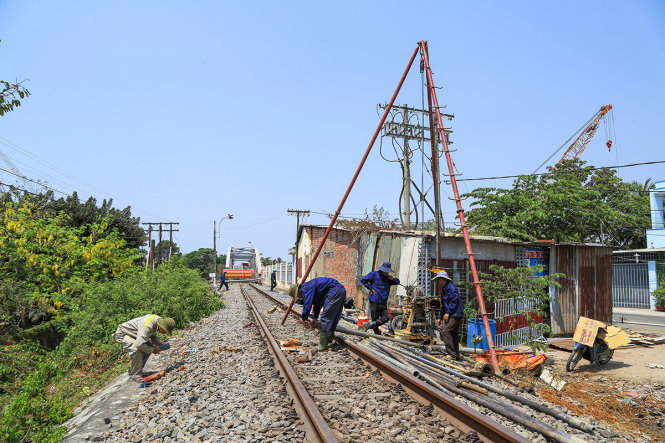 Đơn vị thi công xây dựng lại cầu Ghềnh mới bắt đầu triển khai một số hạng mục - Ảnh: Đức Trong