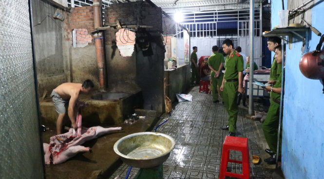 Hiện trường lực lượng chức năng bắt quả tang cơ sở giết mổ heo lậu ngày 2-4 - Ảnh: Bá Sơn