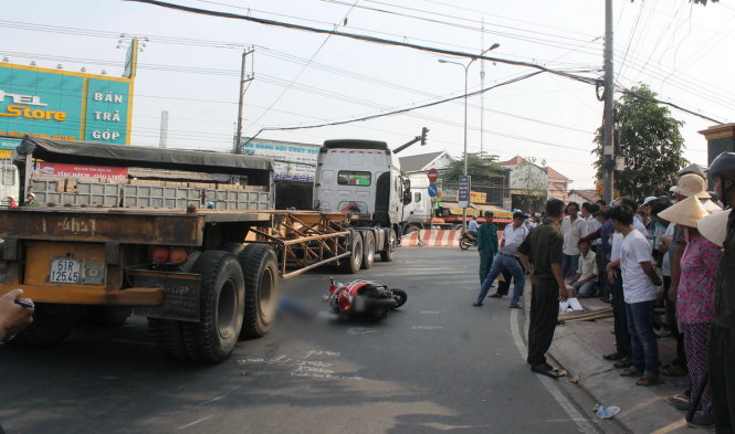 Hiện trường vụ container cán chết người phụ nữ đang dừng đèn đỏ ngày 2-4 - Ảnh: Bá Sơn