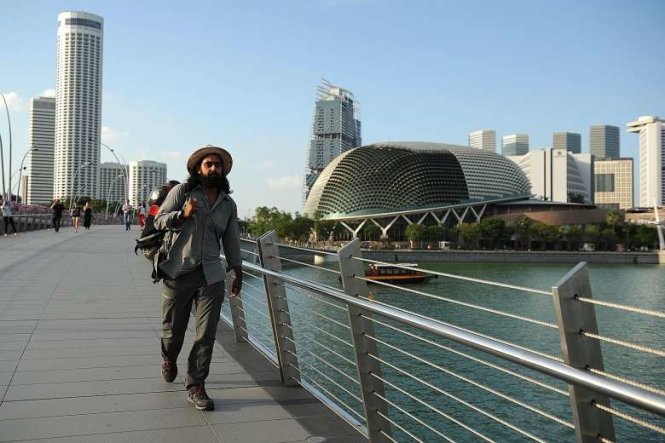 Arjun Bhogal đã đến Singapore sau khi đi bộ qua 17 nước để kêu gọi nhận thức về nguồn nước sạch- Ảnh:Straits Times