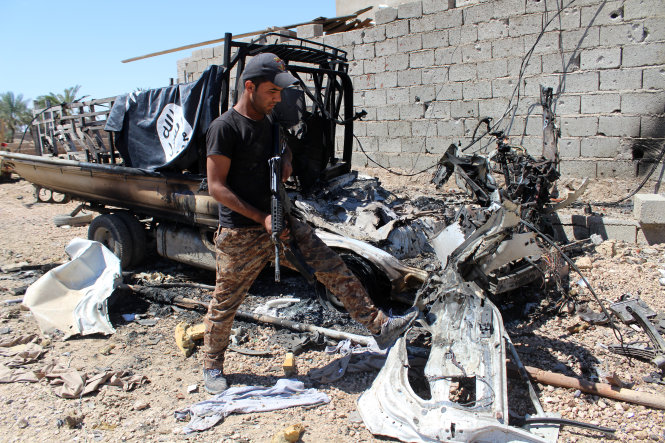 Một binh sĩ Iraq ở Heet sau khi quân chính phru chiếm lại được một phần thành phố này. Ảnh: AFP