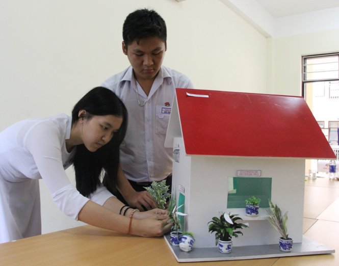 Quách Đức Huy và Trần Mỹ Duyên cùng ngôi nhà sống chung với ô nhiễm của mình - Ảnh: Đ.Cường