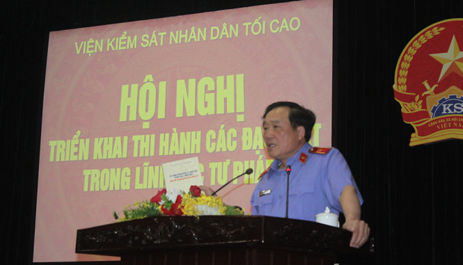Viện trưởng Nguyễn Hòa Bình giới thiệu những điểm mới của các bộ luật - Ảnh: Tâm Lụa