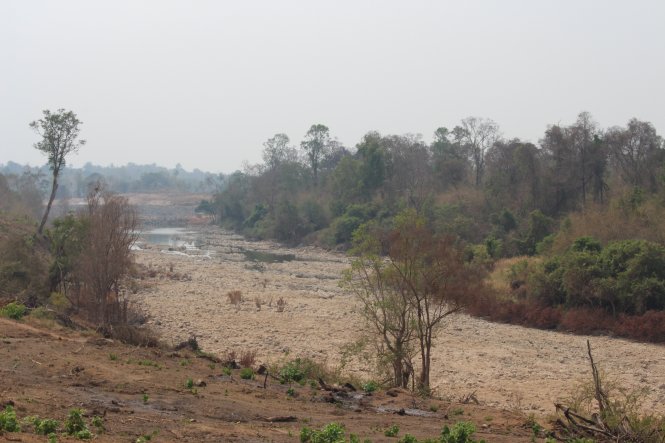  Một “hẻm cá” để cá từ hạ nguồn Mekong ngược dòng lên thượng nguồn sinh sản đã bị công trình đập Don Sahong chặn lại và giờ đã phơi đáy 
