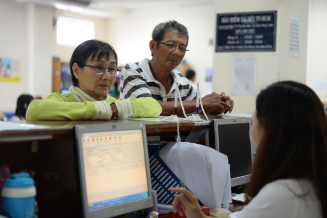 Người dân làm thủ tục tại Bảo hiểm xã hội TP.HCM - Ảnh: Hữu Khoa