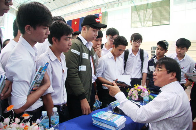 PGS.TS Đỗ Văn Dũng, hiệu trưởng Trường ĐH Sư phạm kỹ thuật TP.HCM tư vấn cho học sinh về thông tin tuyển sinh năm 2016 của trường. Ảnh: Trần Huỳnh