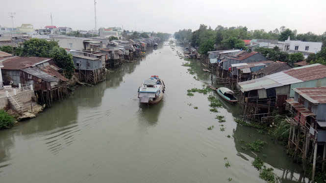 Triều cường làm nước sông Hậu dâng cao tràn vào tuyến kênh Tri Tôn ở vùng Tứ giác Long Xuyên - Ảnh: Đ.VỊNH