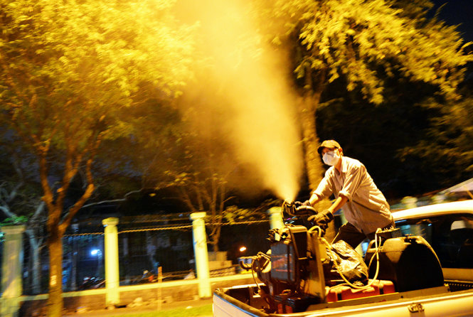 Nhân viên trung tam Y tế Dự phòng TP.HCM phun thuốc diệt muỗi tại tòa nhà Petro Việt Nam - Ảnh: Hữu Khoa