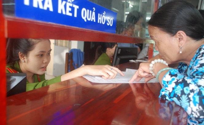 Khi đưa vào ứng dụng việc trả lời kiến nghị cho dân và du khách sẽ nhanh chóng hơn. Trong ảnh người dân hỏi thủ tục hành chính ở quận Thanh Khê, Đà Nẵng - Ảnh: Hữu Khá
