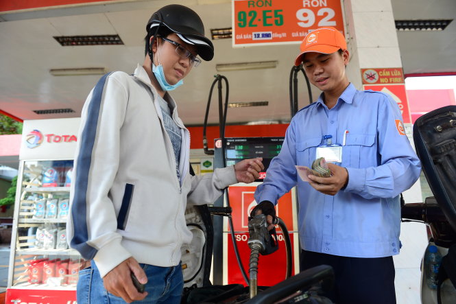 Anh Nguyễn Việt Đức (Q.Bình Thạnh, TP.HCM) chọn đổ xăng E5 vì có giá thấp hơn các loại xăng khác - 
Ảnh: Quang Định