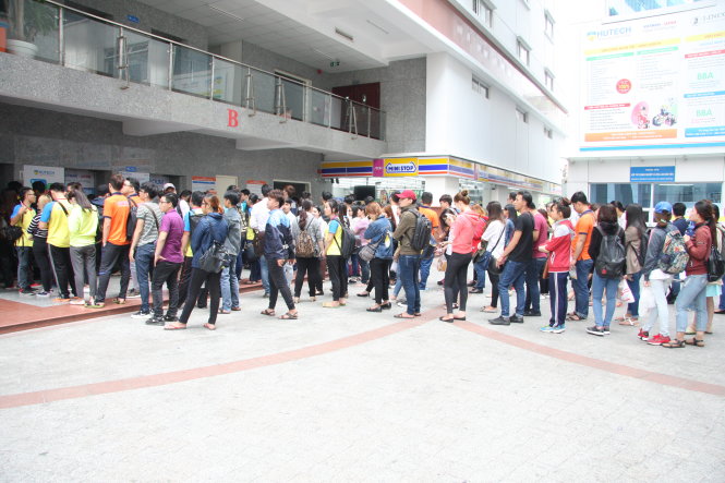 Sinh viên Trường ĐH Công nghệ TP.HCM xếp hàng đi thang máy lên lớp học - Ảnh: Trần Huỳnh