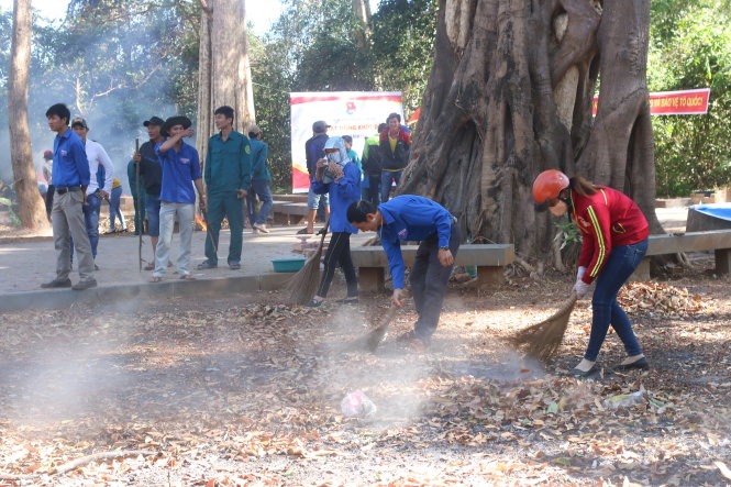 Đoàn viên thanh niên dọn dẹp vệ sinh khu vực “khu rừng Đại tướng Võ Nguyên Giáp” - Ảnh: Lê Hạnh