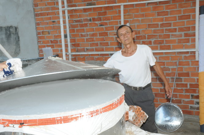 Bánh tráng phơi sương khổng lồ đường kính 1 - 1,2m đã hoàn thành chuẩn bị trình diễn - Ảnh: Ng.Hậu
