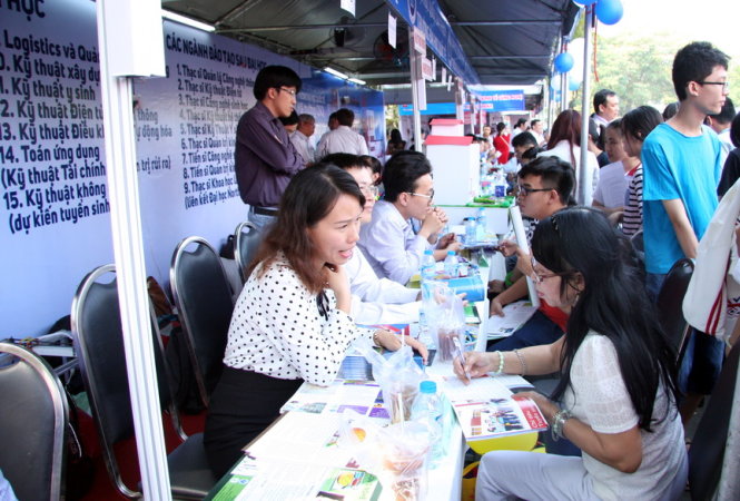 Học sinh tìm hiểu thông tin tuyển sinh của Trường ĐH Quốc tế (ĐHQG TP.HCM) tại gian tư vấn của trường trong ngày hội tư vấn tuyển sinh - hướng nghiệp 2016. Ảnh: Trần Huỳnh
