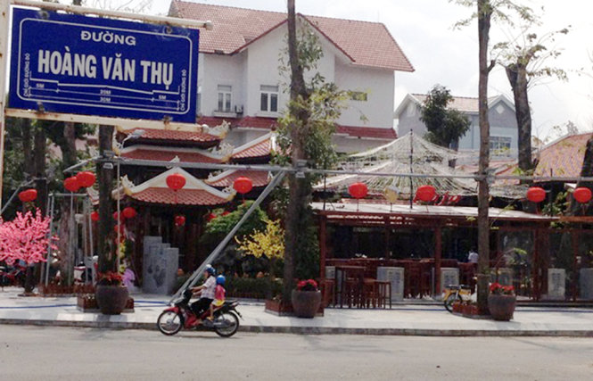 Khu nhà gỗ xây dựng không phép ở ngã tư Hùng Vương - Hoàng Văn Thụ - Ảnh: ĐỨC TUẤN
