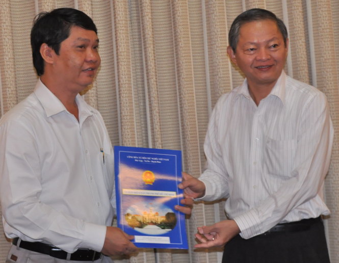 Phó Chủ tịch UBND TP.HCM Lê Văn Khoa trao quyết định bổ nhiệm cán bộ cho ông Nguyễn Quốc Chiến - Ảnh: Mai Hương