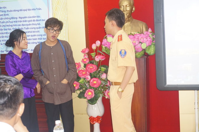 Học sinh lớp 12A19 diễn kịch minh họa trong tiết học về “Phượt” Sài Gòn - Ảnh: H.Hương