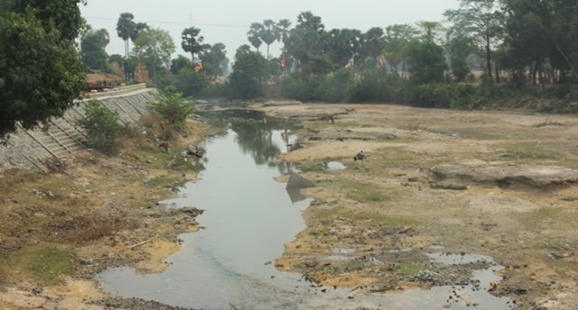 Một con sông tại tỉnh Kampong Chhnang đã cạn trơ đáy