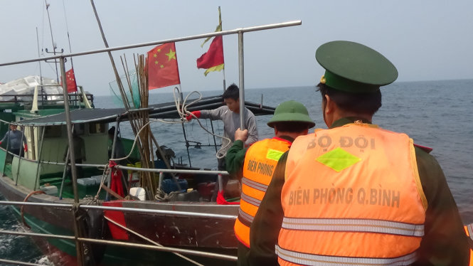 BĐBP Quảng Bình kiểm tra tàu cá của Trung Quốc vi phạm lãnh hải VN - Ảnh: Lam Giang