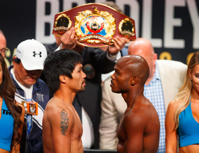 Pacquiao (trái) quyết tâm giành chiến thắng trong trận đấu cuối cùng trong sự nghiệp. Ảnh: Reuters