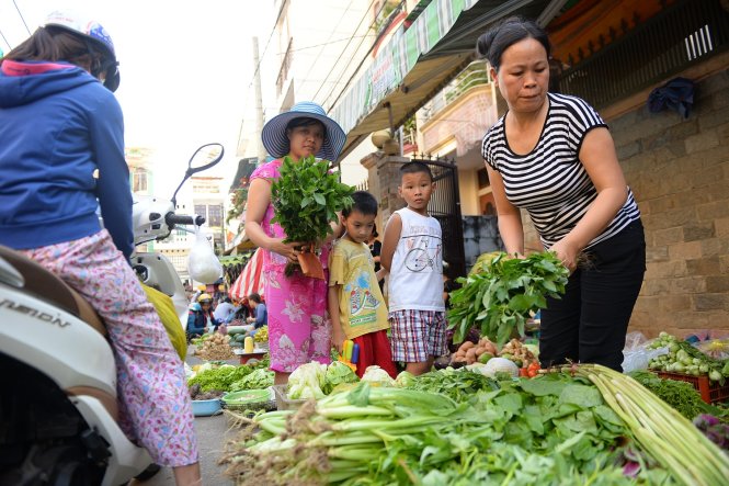 Nguồn cung rau vẫn dồi dào nhưng giá cũng “nóng” theo thời tiết - Ảnh: Hữu Khoa