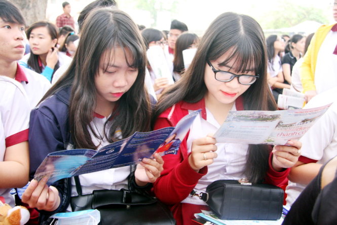 Học sinh tìm hiểu thông tin tuyển sinh ĐH, CĐ năm 2016. Ảnh: Trần Huỳnh