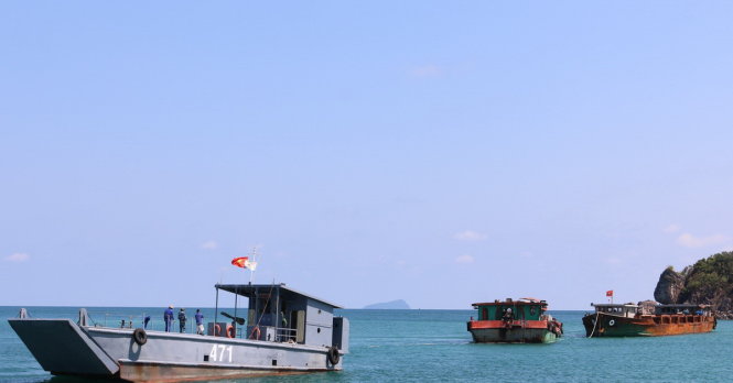 Tàu 471 đang lai dắt sà lan  về quân cảng vùng 5 Hải quân - Ảnh: Duy Khánh