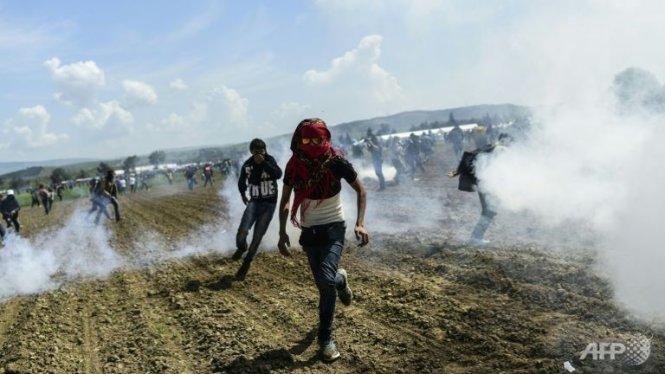 Người nhập cư và tị nạn đụng độ cảnh sát tại biên giới Macedonia Ảnh: AFP