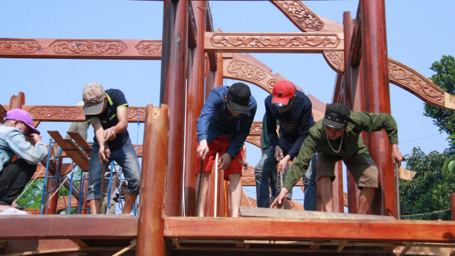 Việc tháo dỡ căn nhà gỗ phải thuê nguyên đội thợ từ miền Bắc vào làm để tránh thiệt hại - Ảnh: Hữu Khá