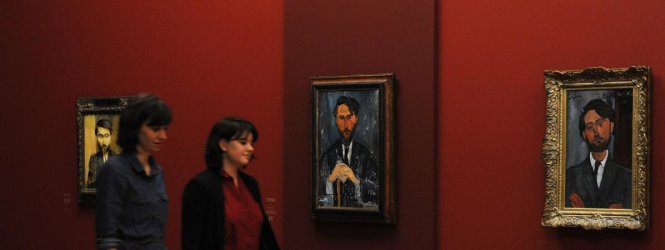 Trưng bày “Những chân dung đàn ông” trong một triển lãm của danh họa Ý Modigliani - Ảnh: AFP