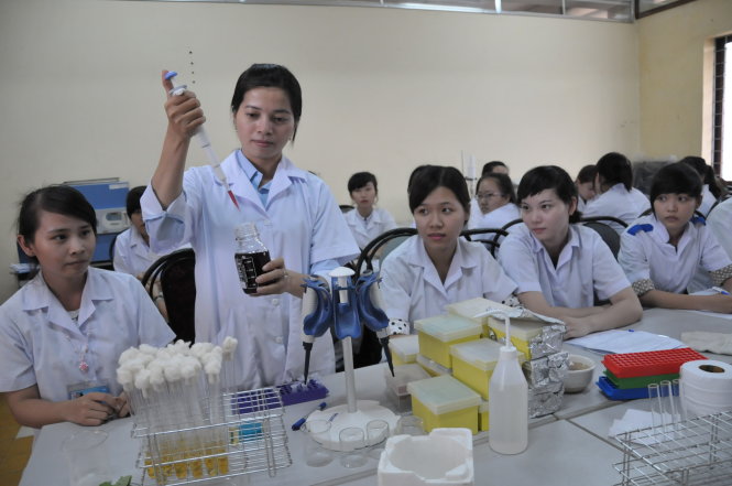 Tiến sĩ Đoàn Thị Ngọc Thanh (người đứng), phó trưởng khoa nông nghiệp và công nghệ thực phẩm Trường ĐH Tiền Giang, trong giờ thực hành. Cô Thanh là một trong số 4 tiến sĩ về Trường ĐH Tiền Giang theo diện thu hút nguồn nhân lực của tỉnh Tiền Giang - Ảnh: T.Tú