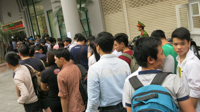 nhiều người phải chờ hơn 1 giờ đồng hồ chờ mua tiền lưu niệm - Ảnh: Lê Thanh