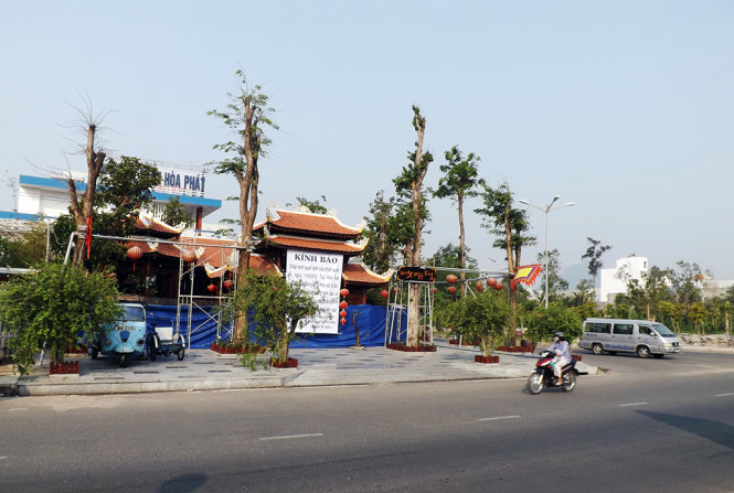 Nhà hàng làm bằng gỗ mang tên Tuy Hòa Xưa không thực hiện tháo dỡ như cam kết trong ngày 13-4 - Ảnh: KIM THỦY