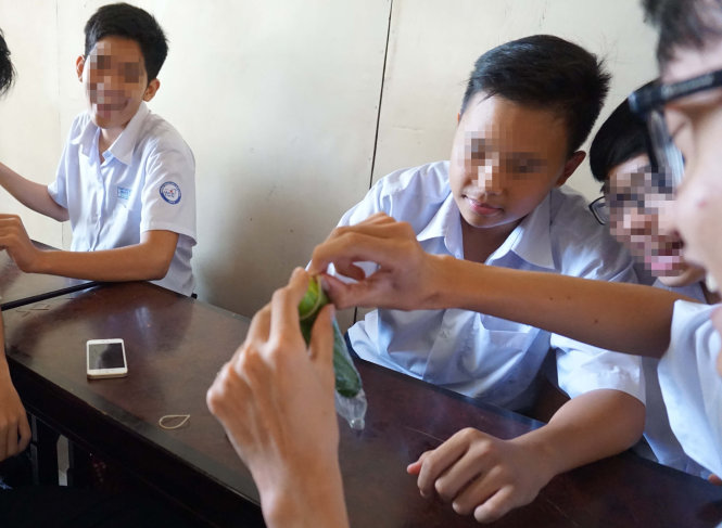 Nam sinh một trường THPT ở Q.3, TP.HCM trong giờ thực hành mang bao cao su - Ảnh: Mỹ Dung