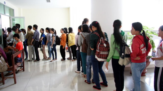 Sinh viên Trường ĐH Sư phạm TP.HCM xếp hàng chờ đóng học phí - Ảnh: Trần Huỳnh