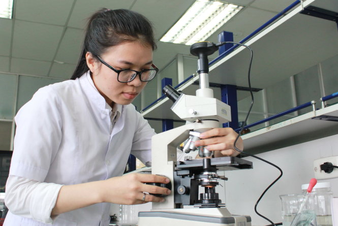 Huỳnh Thị Thu Trang trong phòng thí nghiệm, vừa thực hiện đồ án tốt nghiệp vừa tham gia hội thi “Tự hào sử Việt” 2016 - Ảnh: Q.L.