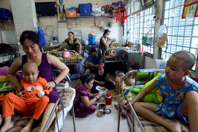 Một phòng bệnh chưa đầy 20m2 nhưng có hơn 40 người kể cả bệnh nhân và người thân (ảnh chụp tại Bệnh viện Ung bướu TP.HCM chiều 14-4) - Ảnh: Duyên Phan