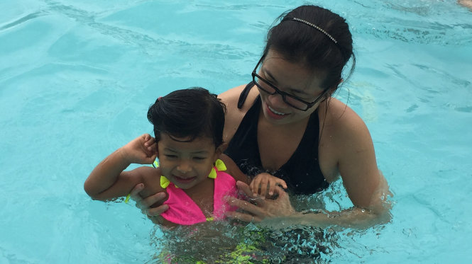 Nên tìm hiểu chọn hồ bơi đạt tiêu chuẩn chất lượng, đảm bảo vệ sinh để hạn chế các nguy hại từ nước hồ bơi - Ảnh: Diệu Nguyễn