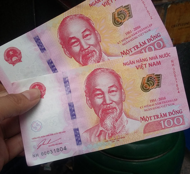 Một tờ tiền rời ngoài “chợ đen” có giá từ 35.000 đồng đến 50.000 đồng - Ảnh: Quang Thế
