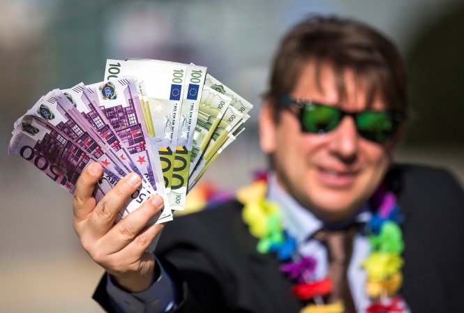 Lấy lại tiền thuế cho dân là yêu cầu của số đông người dân các nước - Ảnh: Reuters
