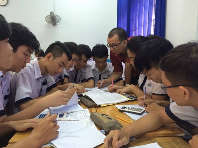 Thầy Vũ Đại Hội trao đổi bài tập cùng các bạn học sinh - Ảnh: T.An