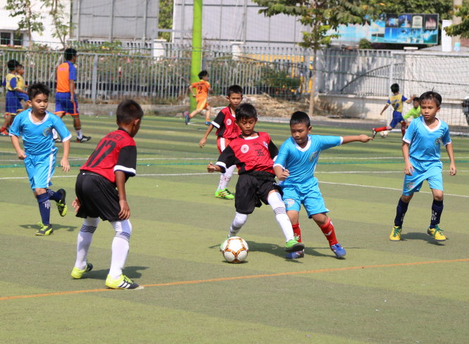 Các cầu thủ nhí của S&A Academy thi đấu với các cầu thủ Thái Lan do Apisit dẫn đi - Ảnh: H.Đ.